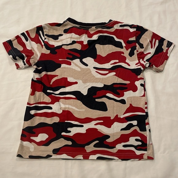 Boys Tommy Hilfiger All Over Camo T-shirt Red/Blue/White/Tan Size 7 - Picture 3 of 4